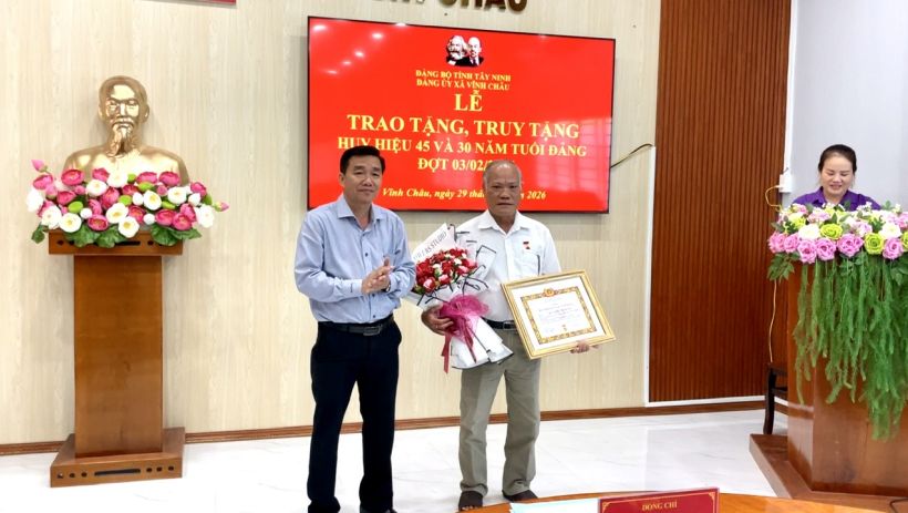 X&atilde; Vĩnh Ch&acirc;u trao tặng, truy tặng Huy hiệu 45 v&agrave; 30 năm tuổi Đảng