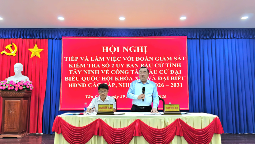 Đo&agrave;n gi&aacute;m s&aacute;t, kiểm tra số 2 của Ủy ban Bầu cử tỉnh T&acirc;y Ninh l&agrave;m việc tại x&atilde; T&acirc;n Ch&acirc;u