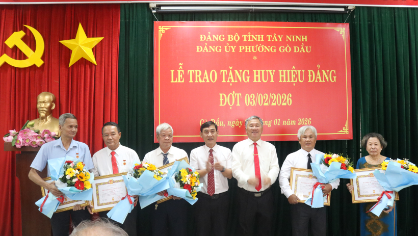Phường G&ograve; Dầu trao tặng Huy hiệu Đảng cho 11 đảng vi&ecirc;n