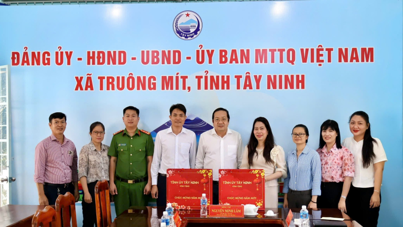 L&atilde;nh đạo tỉnh T&acirc;y Ninh thăm, ch&uacute;c tết Đảng bộ x&atilde; Tru&ocirc;ng M&iacute;t