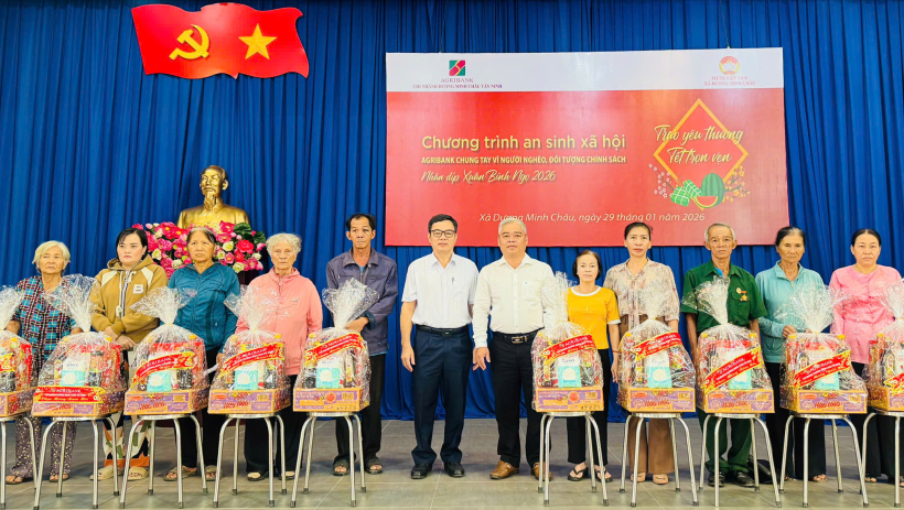 X&atilde; Dương Minh Ch&acirc;u: Trao 50 phần qu&agrave; cho người d&acirc;n c&oacute; ho&agrave;n cảnh kh&oacute; khăn