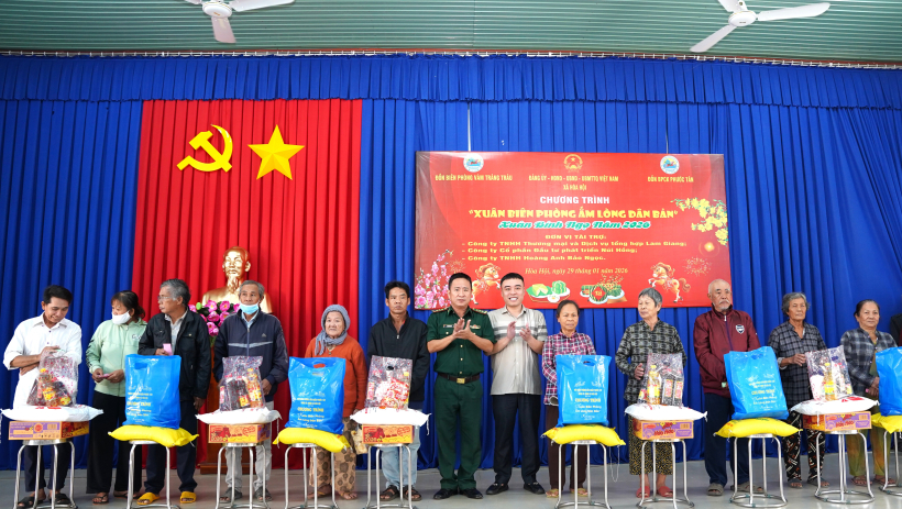 Chương tr&igrave;nh &ldquo;Xu&acirc;n bi&ecirc;n ph&ograve;ng ấm l&ograve;ng d&acirc;n bản&rdquo; trao 230 phần qu&agrave; tết tại x&atilde; H&ograve;a Hội 