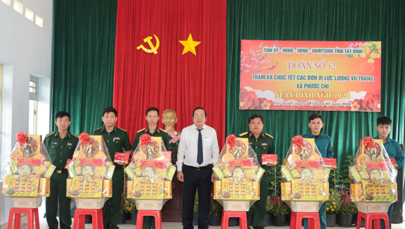 Ph&oacute; Chủ tịch UBND tỉnh Nguyễn Minh L&acirc;m thăm, tặng qu&agrave; tết cho c&aacute;n bộ, chiến sĩ lực lượng vũ trang