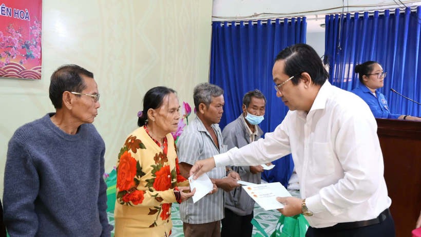 Ph&oacute; Chủ tịch UBND tỉnh Nguyễn Minh L&acirc;m thăm, tặng qu&agrave; tết tại x&atilde; Tru&ocirc;ng M&iacute;t