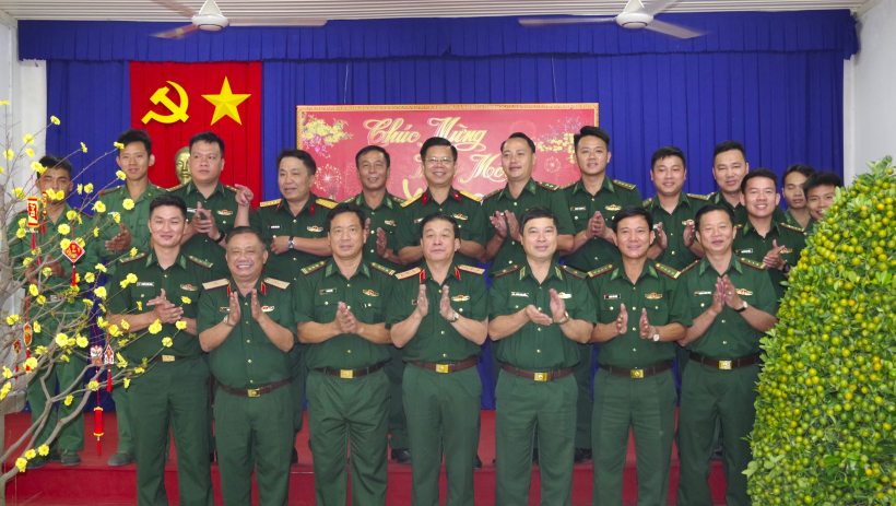 Thượng tướng Trương Thi&ecirc;n T&ocirc; thăm, ch&uacute;c tết Đồn Bi&ecirc;n ph&ograve;ng Cửa khẩu Quốc tế Mộc B&agrave;i