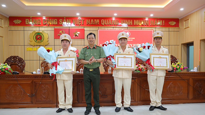 C&ocirc;ng an tỉnh T&acirc;y Ninh: Trao Huy hiệu 30 năm tuổi Đảng 