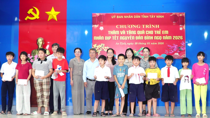 Thăm, tặng qu&agrave; tết tại phường An Tịnh