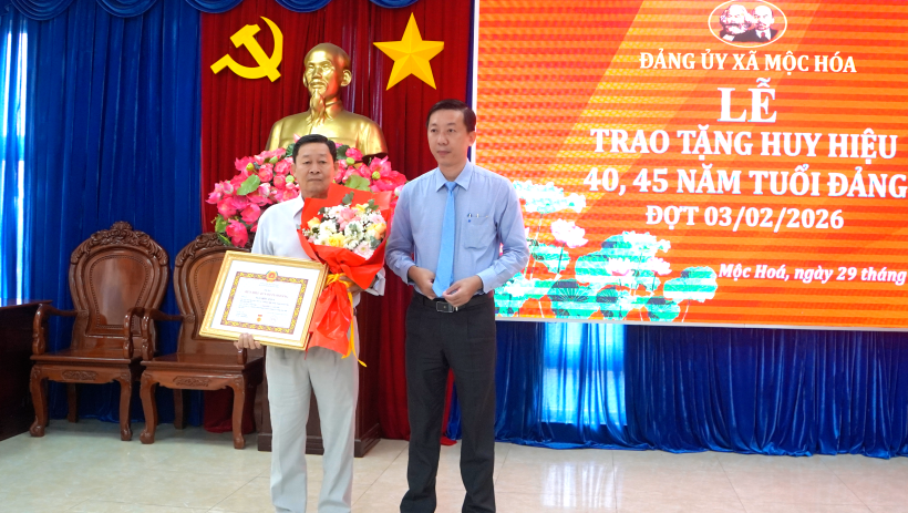 X&atilde; Mộc H&oacute;a trao tặng Huy hiệu Đảng cho 2 đảng vi&ecirc;n