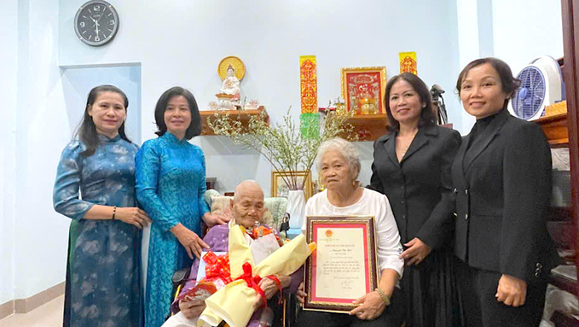 Trưởng ban Tuy&ecirc;n gi&aacute;o v&agrave; D&acirc;n vận Tỉnh ủy Nguyễn Thị Xu&acirc;n Hương tặng qu&agrave; Tết tại phường T&acirc;n Ninh