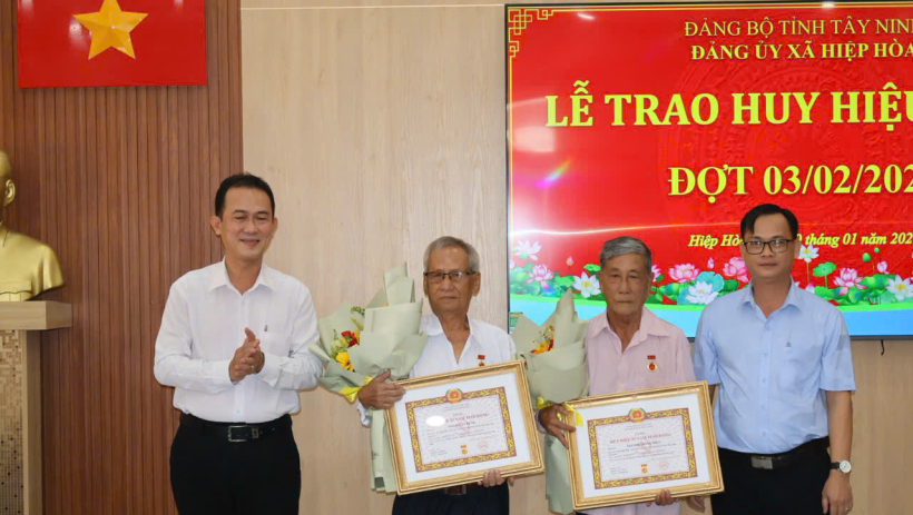 Đảng ủy x&atilde; Hiệp H&ograve;a tổ chức lễ trao tặng Huy hiệu Đảng đợt 03/02