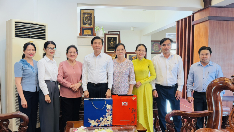 Đo&agrave;n c&aacute;n bộ thăm, ch&uacute;c tết nguy&ecirc;n l&atilde;nh đạo tỉnh qua c&aacute;c thời kỳ v&agrave; Hội th&aacute;nh Cao Đ&agrave;i 