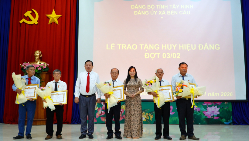 X&atilde; Bến Cầu tổ chức Lễ trao tặng Huy hiệu Đảng đợt 3/2 cho 8 đảng vi&ecirc;n