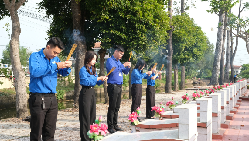 Tuổi trẻ Đo&agrave;n khối Cơ quan v&agrave; Doanh nghiệp tỉnh chăm s&oacute;c Nghĩa trang liệt sĩ Long An