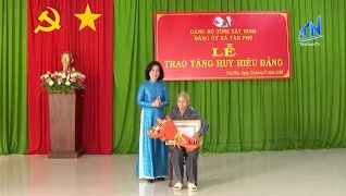 Thường vụ Tỉnh ủy trao Huy hiệu Đảng tại x&atilde; T&acirc;n Ph&uacute;