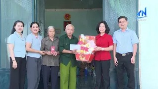 Thường vụ Tỉnh ủy thăm, tặng qu&agrave; tại x&atilde; T&acirc;n Ch&acirc;u