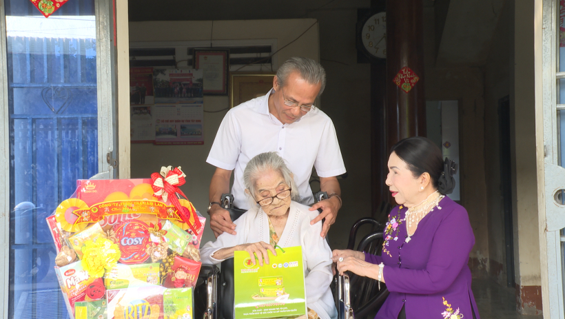 Thăm, tặng qu&agrave; c&aacute;c B&agrave; mẹ Việt Nam Anh h&ugrave;ng