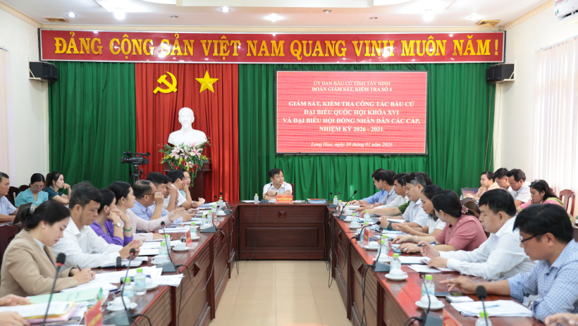 Đo&agrave;n gi&aacute;m s&aacute;t, kiểm tra số 4 của Ủy ban bầu cử tỉnh l&agrave;m việc với c&aacute;c x&atilde;, phường về c&ocirc;ng t&aacute;c bầu cử