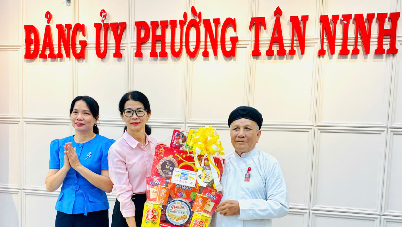 Ban đại diện Hội th&aacute;nh Cao Đ&agrave;i T&ograve;a th&aacute;nh T&acirc;y Ninh thăm, ch&uacute;c tết l&atilde;nh đạo phường T&acirc;n Ninh