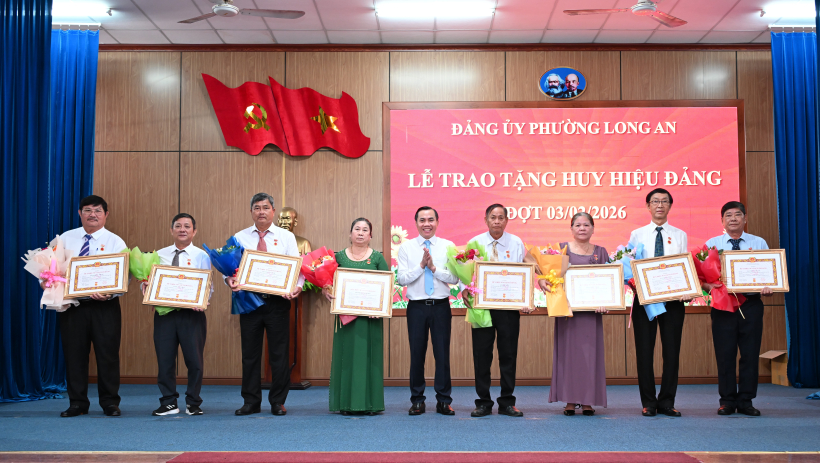 Phường Long An trao tặng Huy hiệu Đảng cho 90 đảng vi&ecirc;n