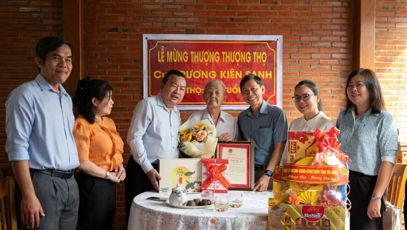 Ph&oacute; B&iacute; thư Tỉnh uỷ Phạm H&ugrave;ng Th&aacute;i tặng qu&agrave; tết tại phường G&ograve; Dầu