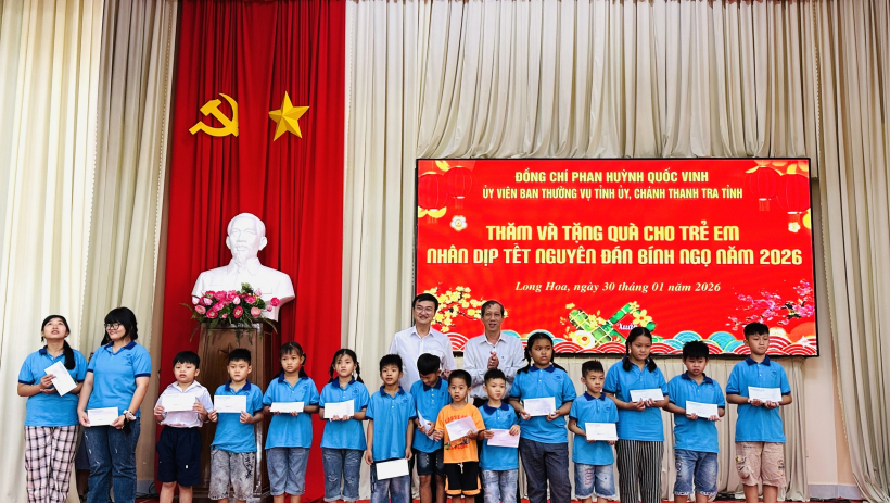 Ch&aacute;nh Thanh tra tỉnh Phan Huỳnh Quốc Vinh tặng qu&agrave; tết cho trẻ em tại phường Long Hoa