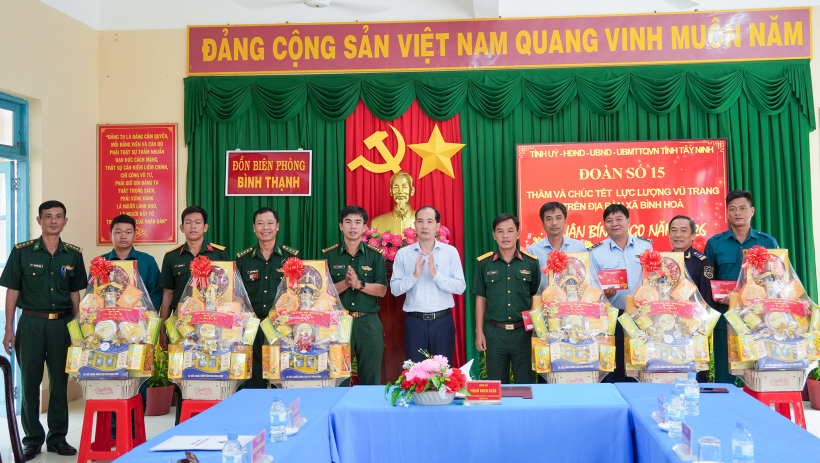 Đo&agrave;n c&ocirc;ng t&aacute;c tỉnh thăm, ch&uacute;c tết c&aacute;c đơn vị lực lượng vũ trang tr&ecirc;n địa b&agrave;n x&atilde; B&igrave;nh H&ograve;a