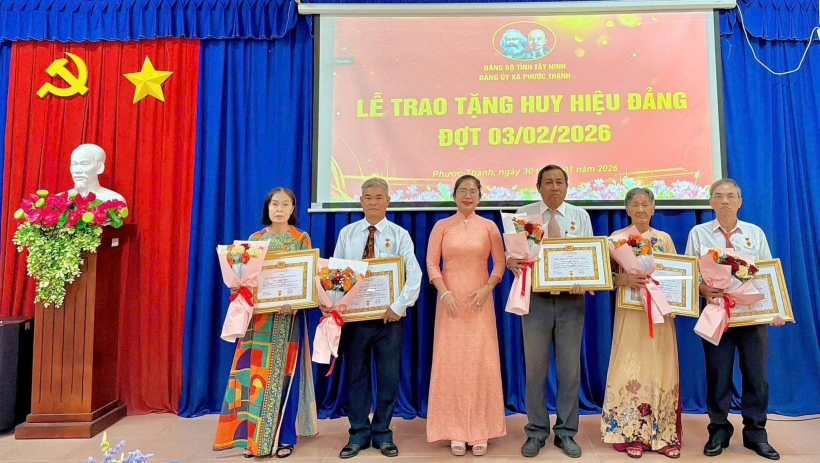 X&atilde; Phước Thạnh trao tặng Huy hiệu Đảng 