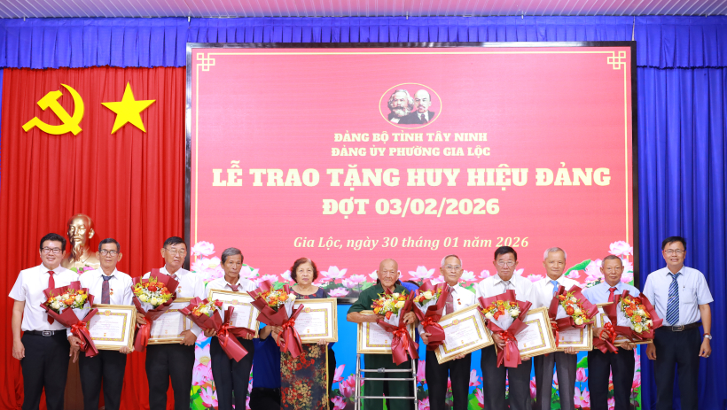 Phường Gia Lộc trao Huy hiệu Đảng đợt 03/02