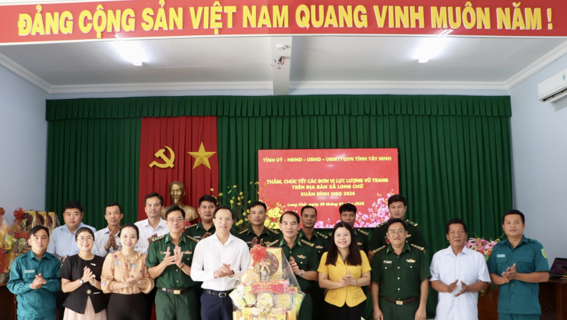 Ph&oacute; Chủ tịch UBND tỉnh Đo&agrave;n Trung Ki&ecirc;n thăm, ch&uacute;c tết lực lượng vũ trang tr&ecirc;n địa b&agrave;n x&atilde; Long Chữ