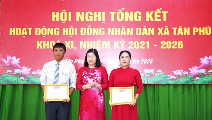 Kỳ họp thứ 5 HĐND x&atilde; T&acirc;n Ph&uacute; th&ocirc;ng qua 3 nghị quyết