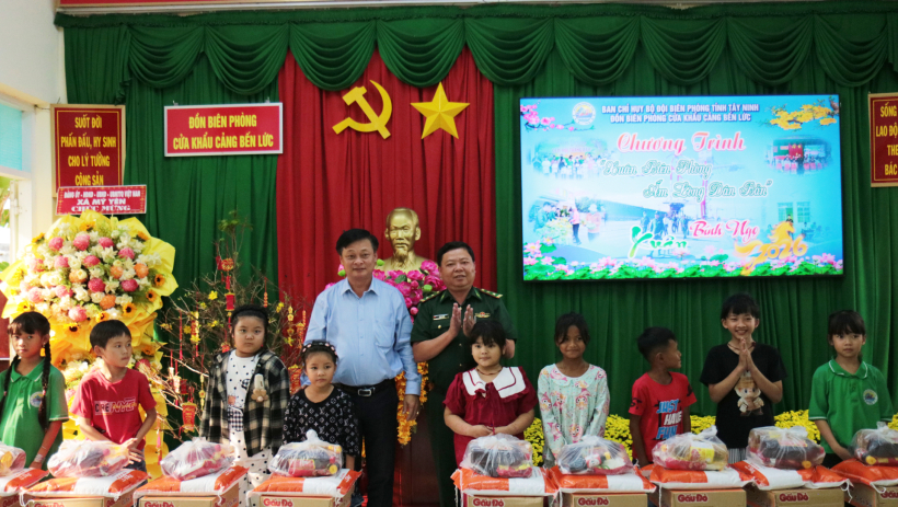 Đồn Bi&ecirc;n ph&ograve;ng Cửa khẩu Cảng Bến Lức tổ chức chương tr&igrave;nh 'Xu&acirc;n Bi&ecirc;n ph&ograve;ng ấm l&ograve;ng d&acirc;n bản'