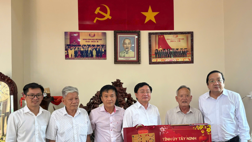 B&iacute; thư Tỉnh ủy thăm, ch&uacute;c tết nguy&ecirc;n l&atilde;nh đạo tỉnh, Anh h&ugrave;ng Lực lượng vũ trang Nh&acirc;n d&acirc;n