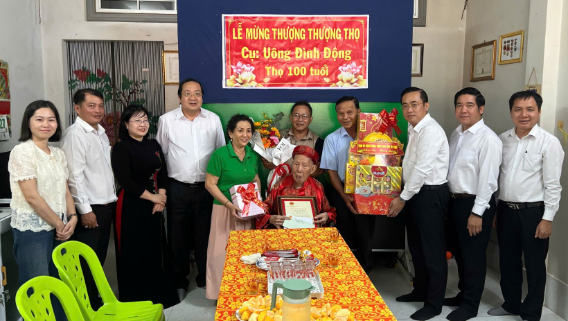 Ph&oacute; Chủ tịch UBND tỉnh thăm, tặng qu&agrave; gia đ&igrave;nh ch&iacute;nh s&aacute;ch, ch&uacute;c thọ người cao tuổi tại phường Kiến Tường