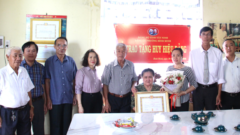 Đảng ủy phường B&igrave;nh Minh: Trao Huy hiệu 30 năm tuổi Đảng cho đảng vi&ecirc;n