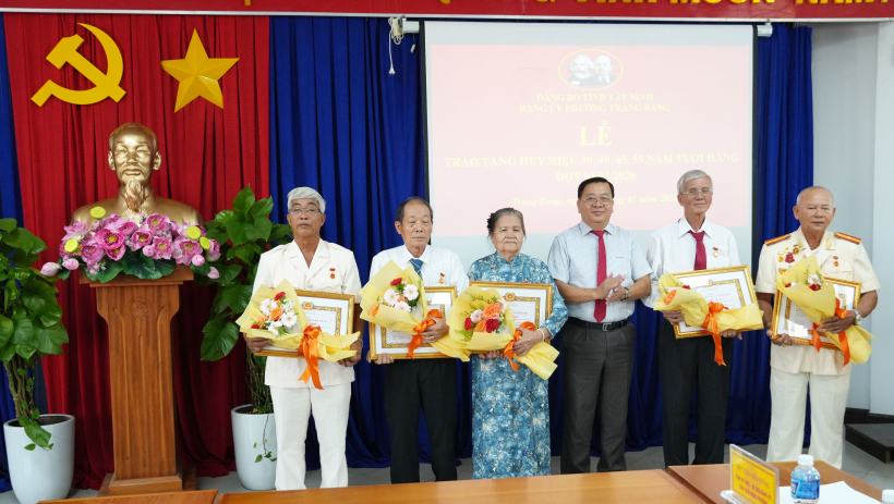 Phường Trảng B&agrave;ng: Trao Huy hiệu Đảng cho 10 đảng vi&ecirc;n