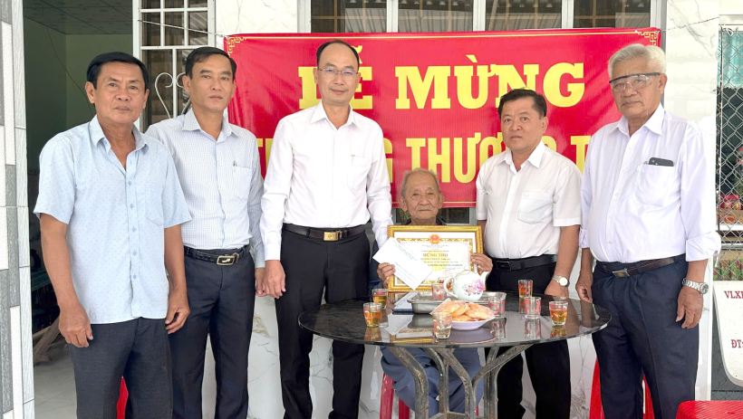 B&iacute; thư Đảng ủy x&atilde; T&acirc;n Thạnh thăm, ch&uacute;c thọ Người cao tuổi