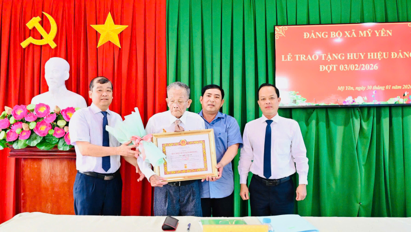 X&atilde; Mỹ Y&ecirc;n: Trao tặng Huy hiệu Đảng cho c&aacute;c đảng vi&ecirc;n