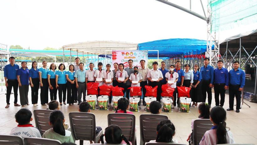 X&atilde; Bến Lức: Tặng qu&agrave; Xu&acirc;n y&ecirc;u thương &ndash; Tết chia sẻ 2026