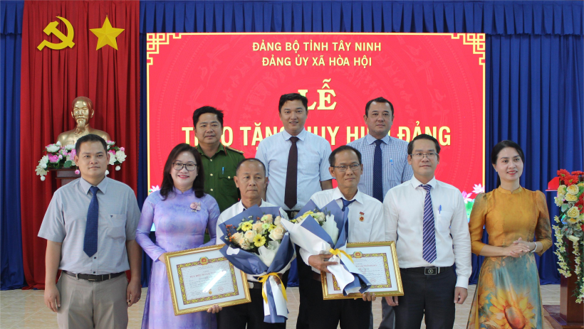 Đảng bộ x&atilde; H&ograve;a Hội trao tặng Huy hiệu 30 năm tuổi Đảng 