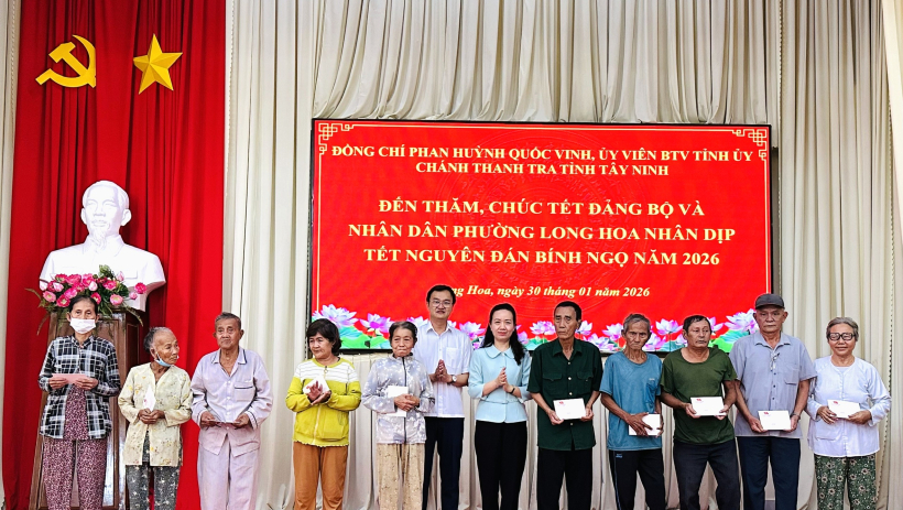 Ch&aacute;nh Thanh tra tỉnh Phan Huỳnh Quốc Vinh thăm, ch&uacute;c tết Đảng bộ v&agrave; Nh&acirc;n d&acirc;n phường Long Hoa