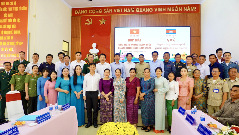 X&atilde; T&acirc;n Bi&ecirc;n họp mặt hữu nghị mừng xu&acirc;n với c&aacute;c địa phương gi&aacute;p bi&ecirc;n thuộc Vương quốc Campuchia