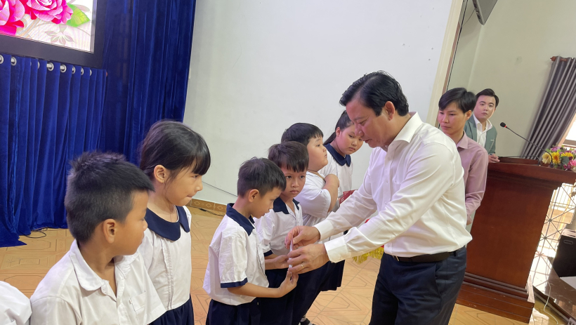 Ph&oacute; Chủ tịch UBND tỉnh Phạm Tấn H&ograve;a trao học bổng tại phường G&ograve; Dầu v&agrave; Gia Lộc