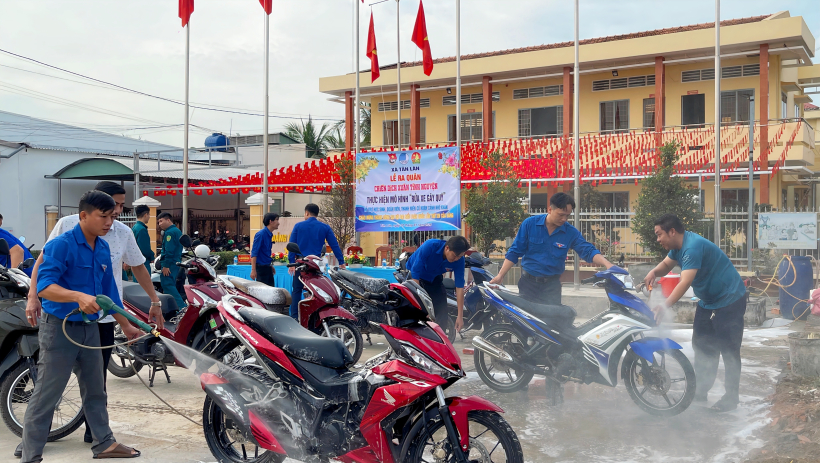 Đo&agrave;n Thanh ni&ecirc;n x&atilde; T&acirc;n L&acirc;n: S&ocirc;i nổi m&ocirc; h&igrave;nh rửa xe g&acirc;y quỹ