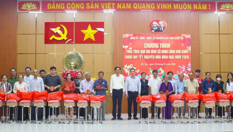 X&atilde; Mỹ Lộc trao tặng 500 phần qu&agrave; tết cho gia đ&igrave;nh ch&iacute;nh s&aacute;ch v&agrave; hộ c&oacute; ho&agrave;n cảnh kh&oacute; khăn