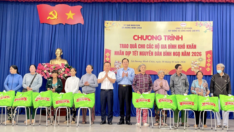 X&atilde; Dương Minh Ch&acirc;u trao 100 phần qu&agrave; tết cho gia đ&igrave;nh c&oacute; ho&agrave;n cảnh kh&oacute; khăn