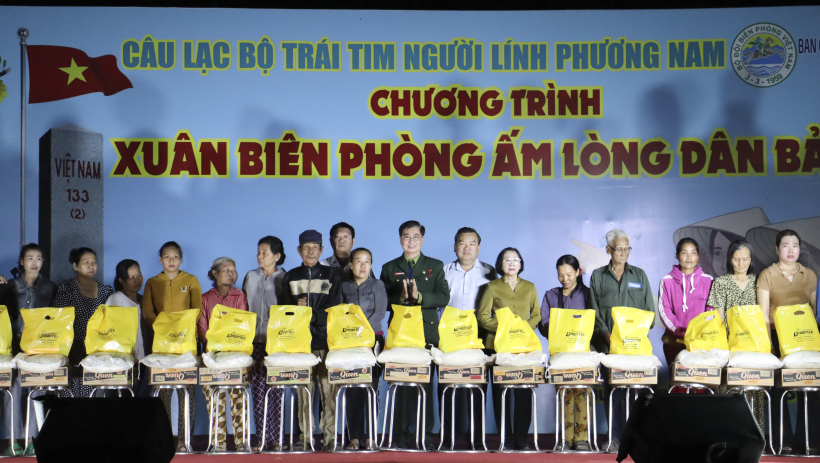 'Xu&acirc;n Bi&ecirc;n ph&ograve;ng ấm l&ograve;ng d&acirc;n bản' tại x&atilde; Phước Vinh