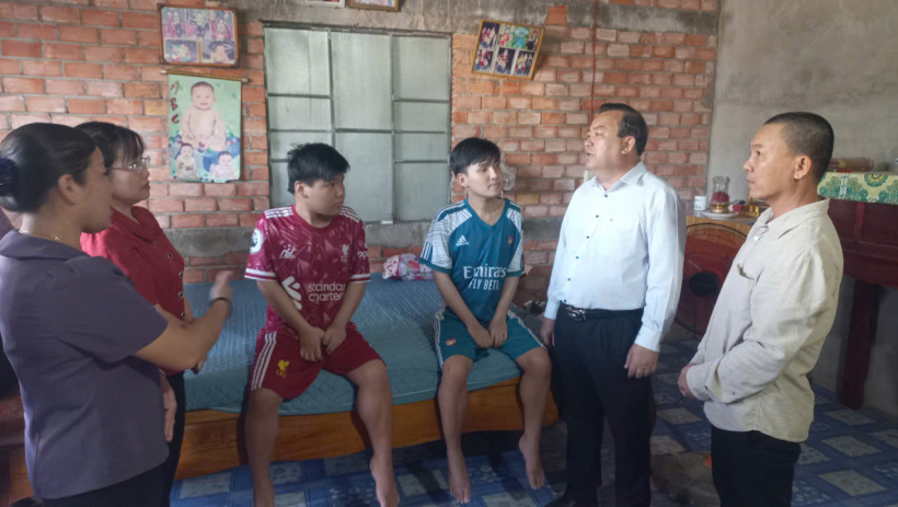 Ph&oacute; B&iacute; thư Tỉnh ủy Phạm H&ugrave;ng Th&aacute;i thăm, tặng qu&agrave; tại x&atilde; B&igrave;nh Hiệp v&agrave; Tuy&ecirc;n B&igrave;nh 