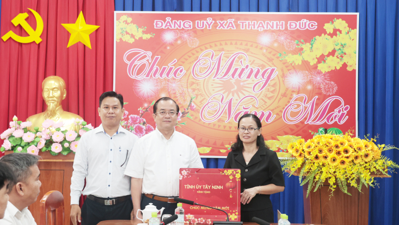 Ph&oacute; Chủ tịch UBND tỉnh Nguyễn Hồng Thanh thăm, ch&uacute;c tết Đảng ủy x&atilde; Thạnh Đức