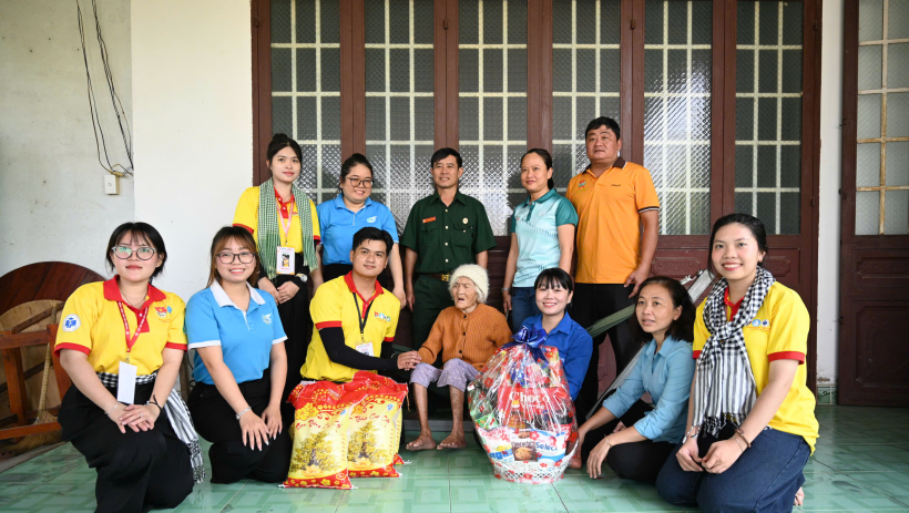 Phường B&igrave;nh Minh: Chiến sĩ Xu&acirc;n t&igrave;nh nguyện thăm hỏi Mẹ Việt Nam Anh h&ugrave;ng v&agrave; gia đ&igrave;nh ch&iacute;nh s&aacute;ch