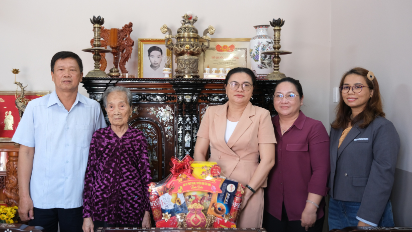 B&aacute;o v&agrave; ph&aacute;t thanh, truyền h&igrave;nh T&acirc;y Ninh thăm, tặng qu&agrave; Mẹ Việt Nam Anh h&ugrave;ng v&agrave; nguy&ecirc;n l&atilde;nh đạo cơ quan